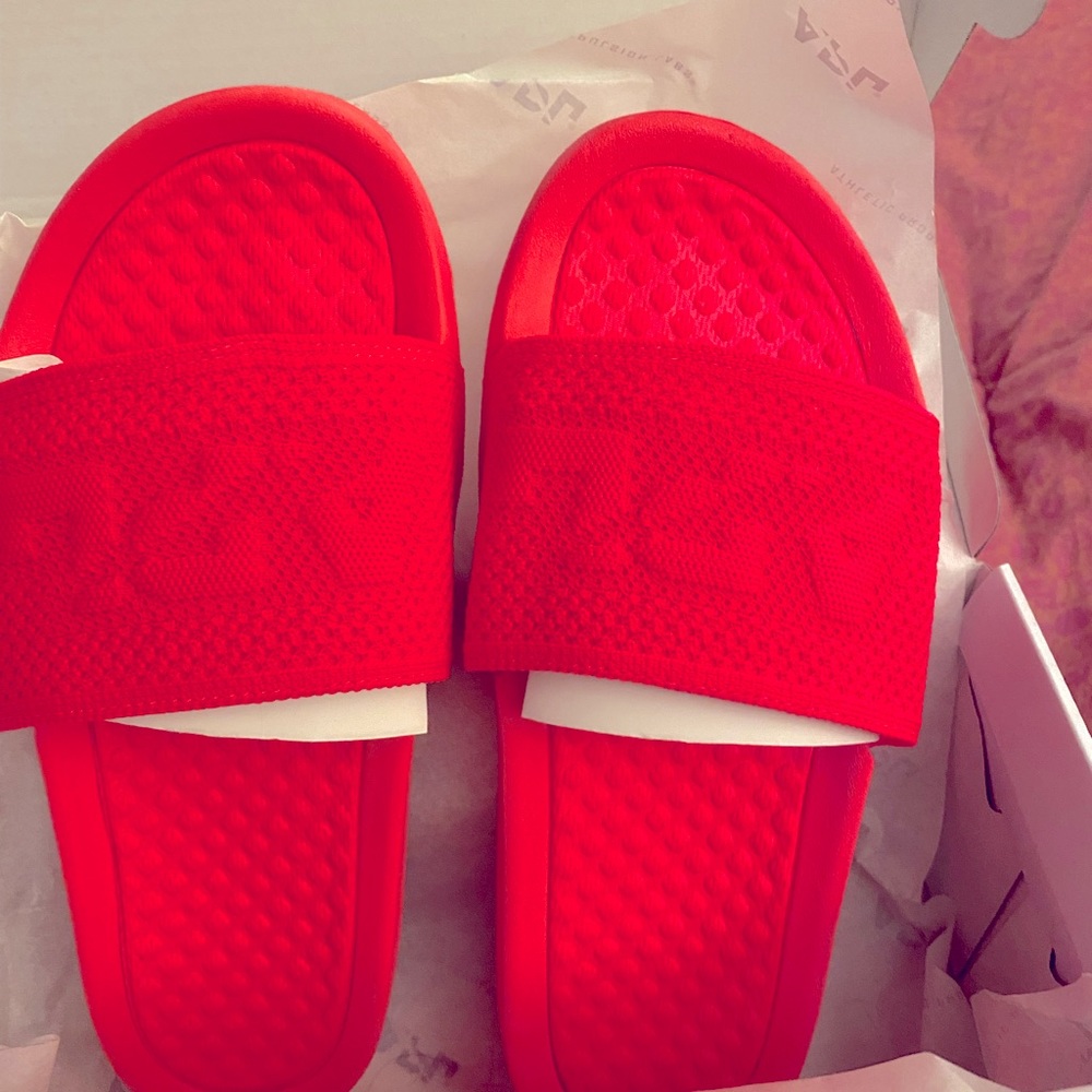 APL: Athletic Propulsion Labs Women's Big Logo Techloom Slide Sandals in Magenta